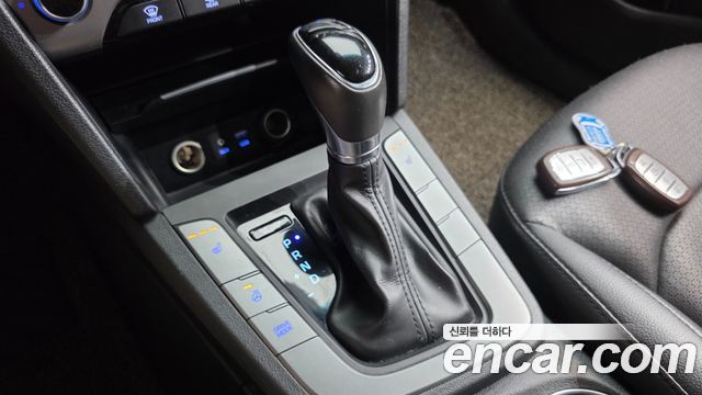 Hyundai AVANTE 2017 — photo 12