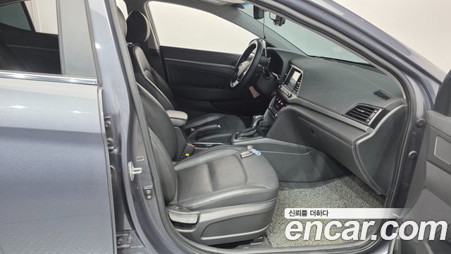 Hyundai AVANTE 2017 — photo 13