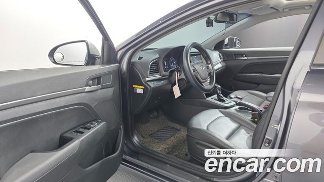 Hyundai AVANTE 2017 — photo 18
