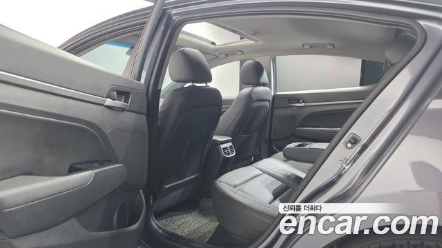 Hyundai AVANTE 2017 — photo 24