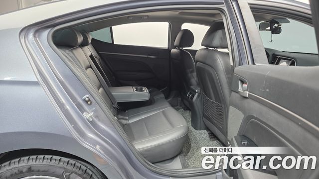 Hyundai AVANTE 2017 — photo 25