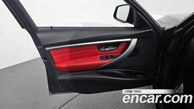 BMW 3-Series 2018 — photo 14