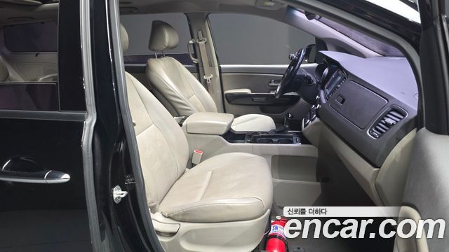 Kia Canival 2015 — photo 11