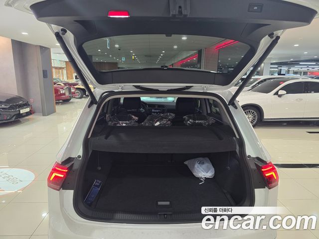 Volkswagen Tiguan 2023 — photo 8