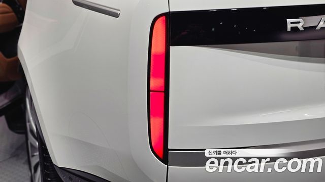 Land Rover Range Rover 2023 — photo 9