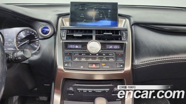 Lexus NX 2016 — photo 14