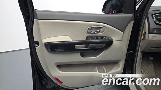 Kia Canival 2016 — photo 14