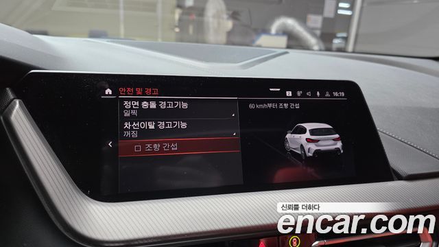 BMW 1-Series 2021 — photo 21