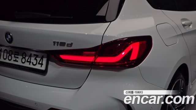 BMW 1-Series 2021 — photo 9
