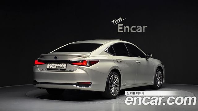 Lexus ES 2019 — photo 2