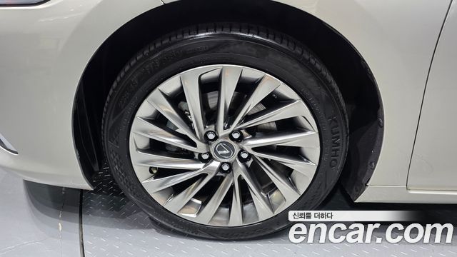 Lexus ES 2019 — photo 5