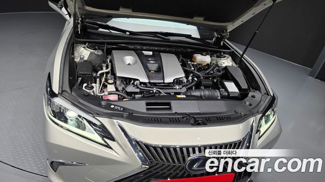 Lexus ES 2019 — photo 6