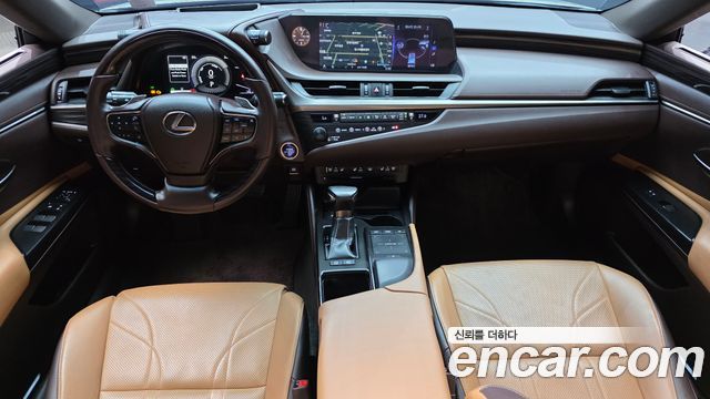 Lexus ES 2019 — photo 10