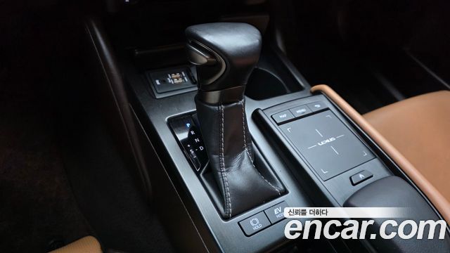 Lexus ES 2019 — photo 12