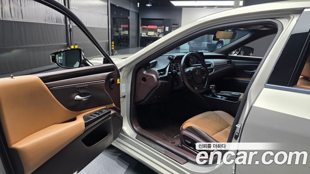 Lexus ES 2019 — photo 13