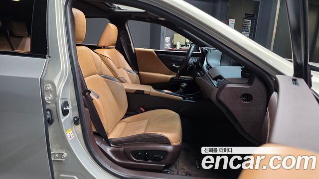 Lexus ES 2019 — photo 17