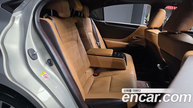 Lexus ES 2019 — photo 18