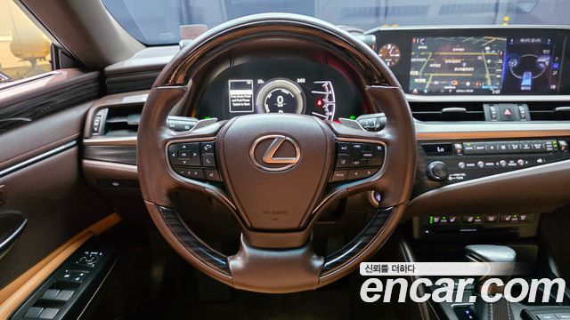 Lexus ES 2019 — photo 19
