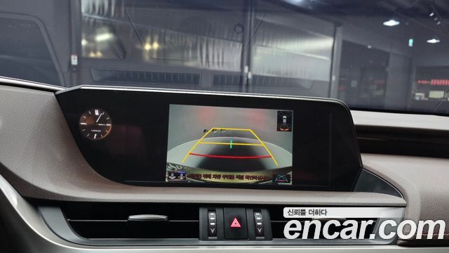 Lexus ES 2019 — photo 21