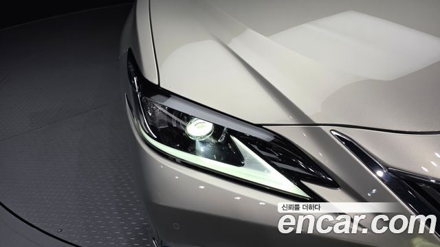 Lexus ES 2019 — photo 8