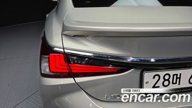 Lexus ES 2019 — photo 9
