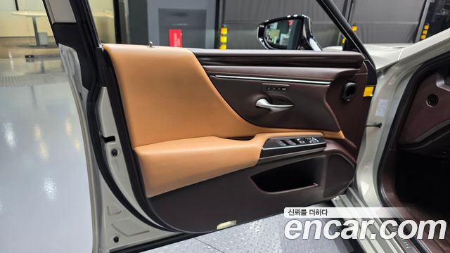 Lexus ES 2019 — photo 14