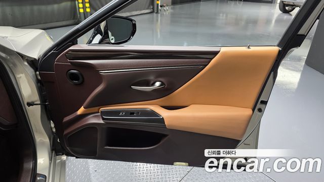 Lexus ES 2019 — photo 15