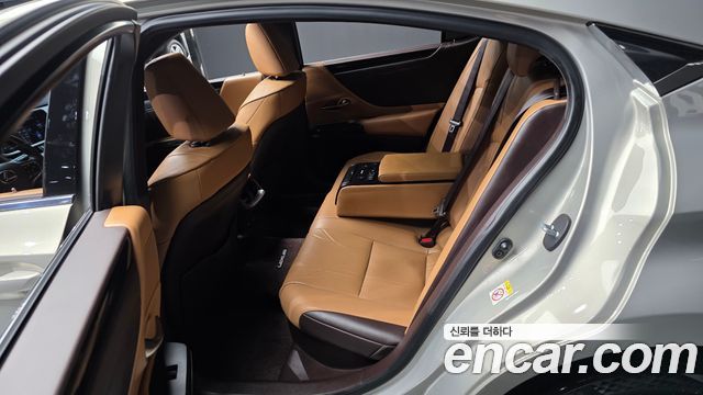 Lexus ES 2019 — photo 16