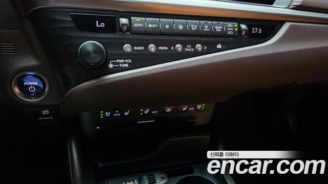 Lexus ES 2019 — photo 27