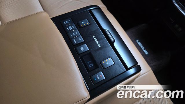 Lexus ES 2019 — photo 28