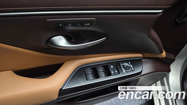 Lexus ES 2019 — photo 29