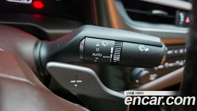 Lexus ES 2019 — photo 32