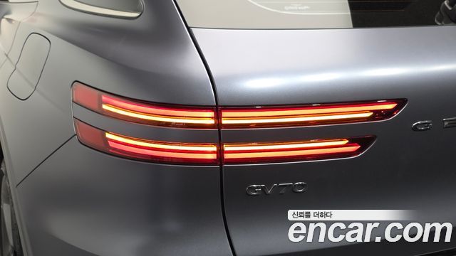 Genesis GV70 2025 — photo 9