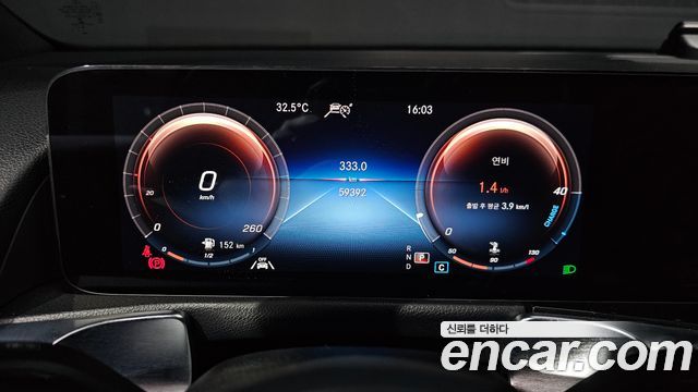 Mercedes-Benz GLB-Class 2021 — photo 11