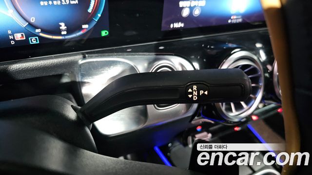 Mercedes-Benz GLB-Class 2021 — photo 12