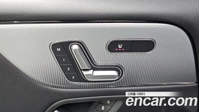 Mercedes-Benz GLB-Class 2021 — photo 20