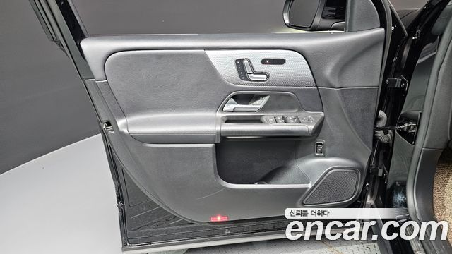 Mercedes-Benz GLB-Class 2021 — photo 14