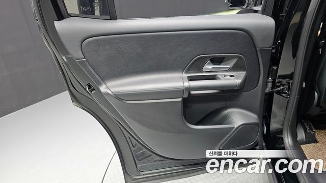 Mercedes-Benz GLB-Class 2021 — photo 15