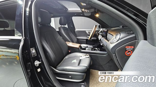 Mercedes-Benz GLB-Class 2021 — photo 16