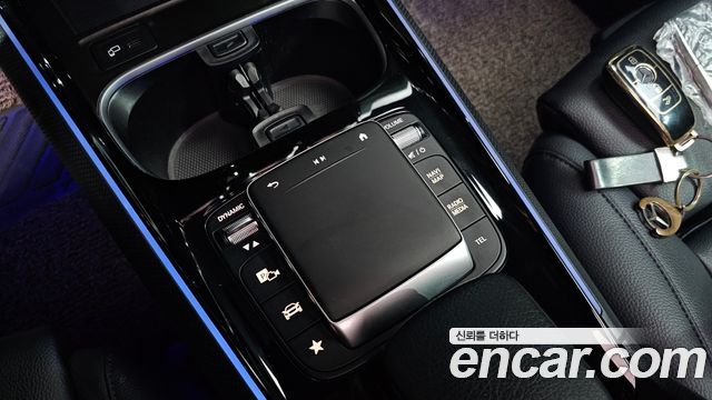 Mercedes-Benz GLB-Class 2021 — photo 27