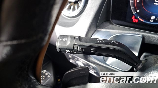 Mercedes-Benz GLB-Class 2021 — photo 28