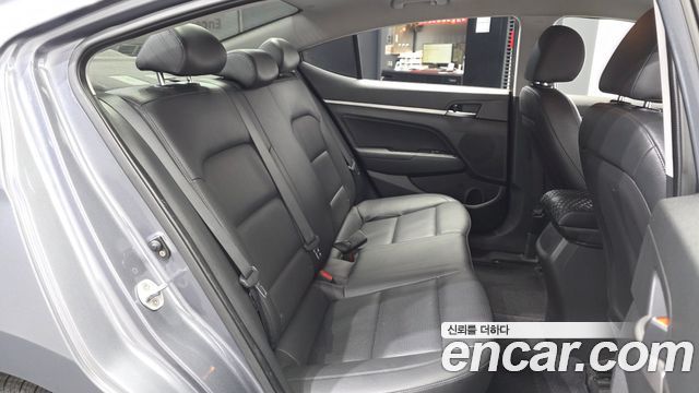 Hyundai AVANTE 2016 — photo 12