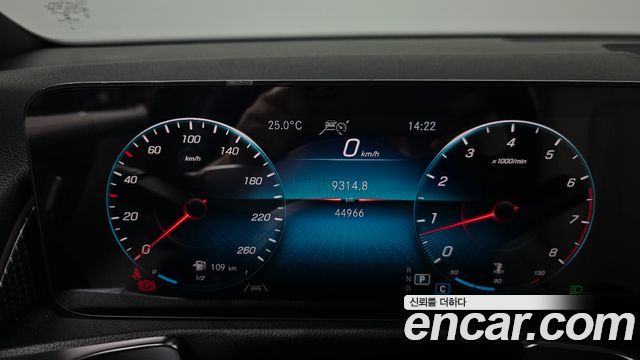 Mercedes-Benz GLB-Class 2021 — photo 11