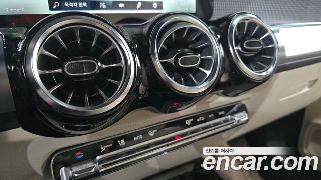 Mercedes-Benz GLB-Class 2021 — photo 24
