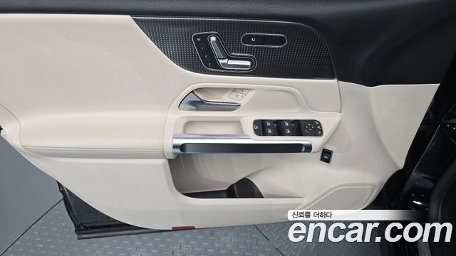 Mercedes-Benz GLB-Class 2021 — photo 14