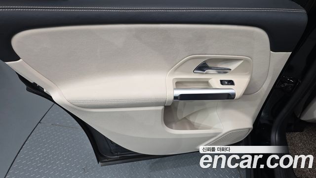 Mercedes-Benz GLB-Class 2021 — photo 15