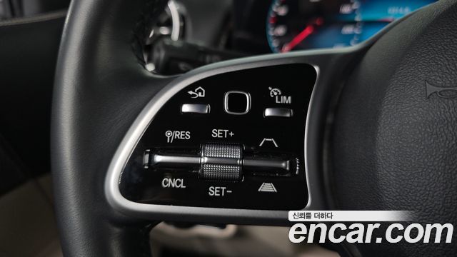 Mercedes-Benz GLB-Class 2021 — photo 27
