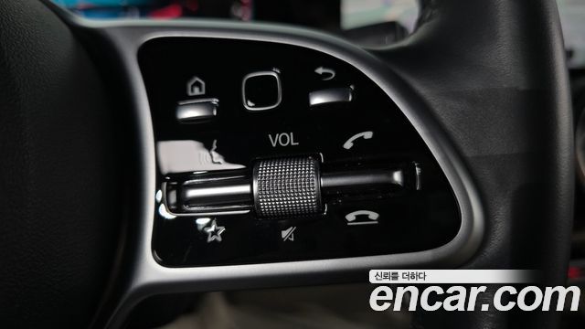 Mercedes-Benz GLB-Class 2021 — photo 28