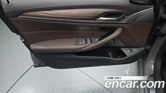 BMW 5-Series 2021 — photo 14