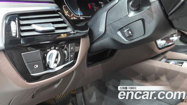 BMW 5-Series 2021 — photo 28
